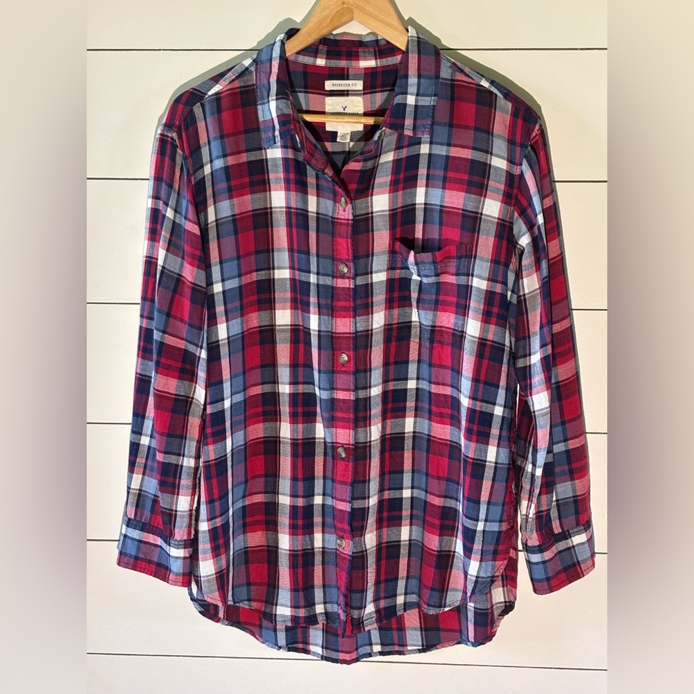 American Eagle Plaid Button-Up Shirt. Lightweight size L